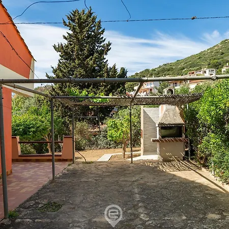 Vakantiehuis Villa Mareverde - Beach, Bbq & Parking Solanas (Cagliari)
